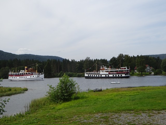 Victoria og Henrik Ibsen m�tes utenfor Lunde Camping