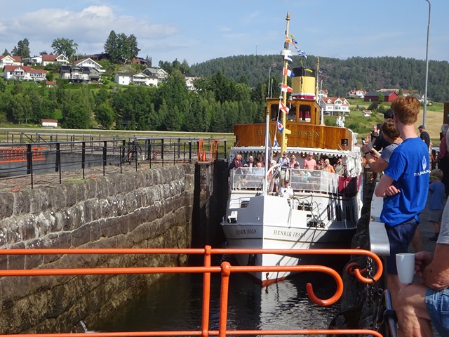 Henrik Ibsen kommer med passasjerer fra Skien