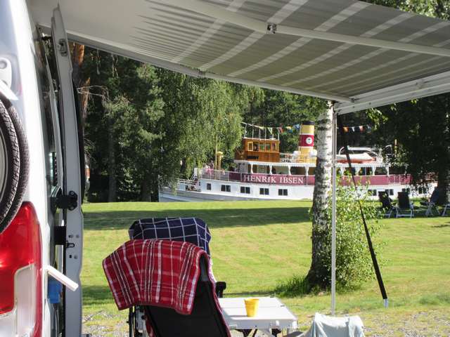 Hogga bobilparkering med Henrik Ibsen i bakgrunnen