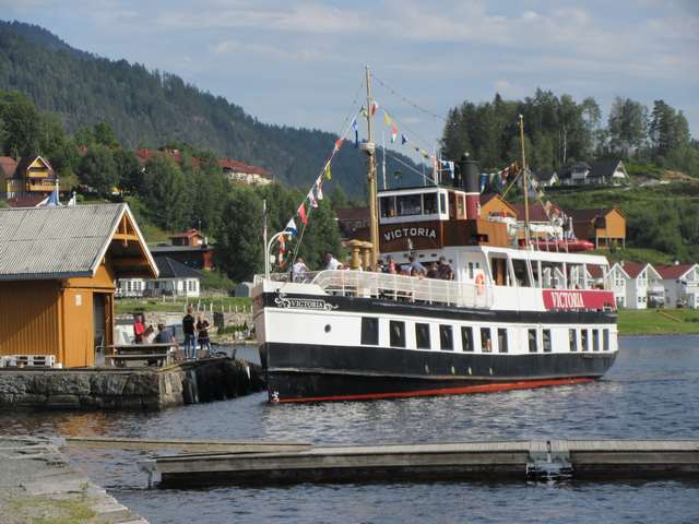 Victoria legger til kai