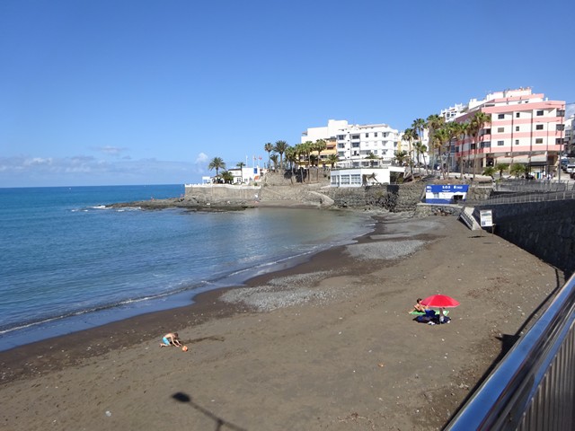 Stranden og sj�mannskirken i Arguinneguin