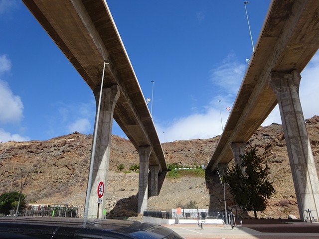 Motorveien g�r h�yt over dalen i Puerto Rico