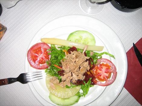 Blandet salat med tunfisk