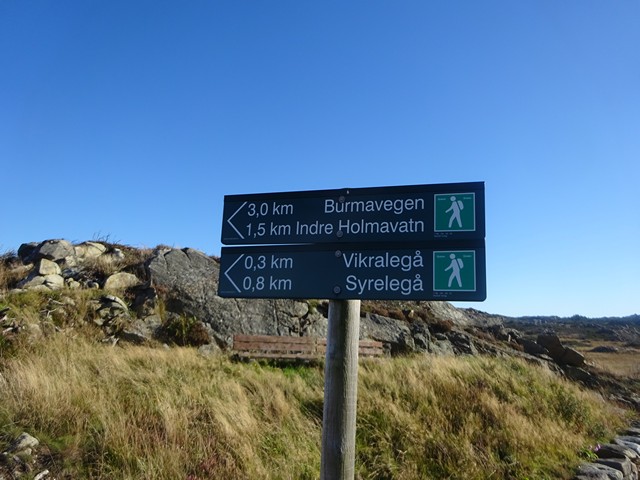 Skilt ved den lille parkeringsplassen og som viser vei til Vikraleg� og Syreleg�