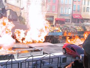 stunt gjennom flammer