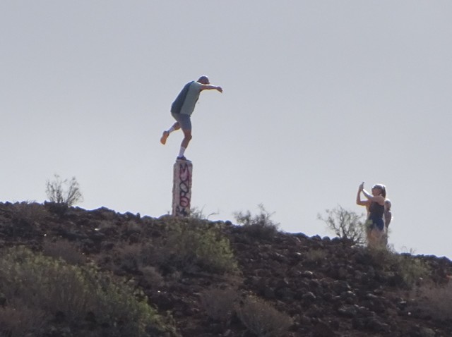 Balansekunstner, En person st�r p� en betongs�ylet oppe p� fjellet