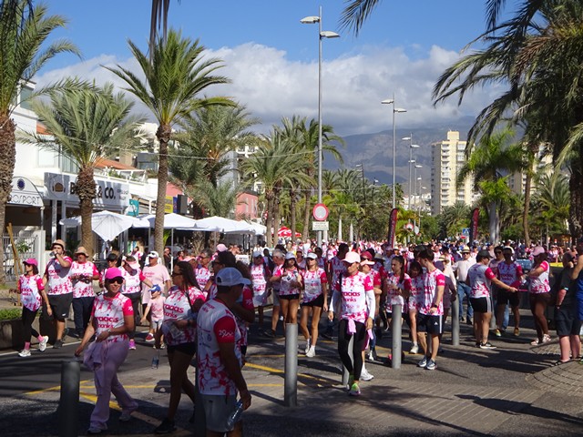 Opptog gjennom gatene i Playa de las Americas