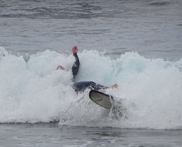 Surfer ved strandpromenaden i Playe de las Americas